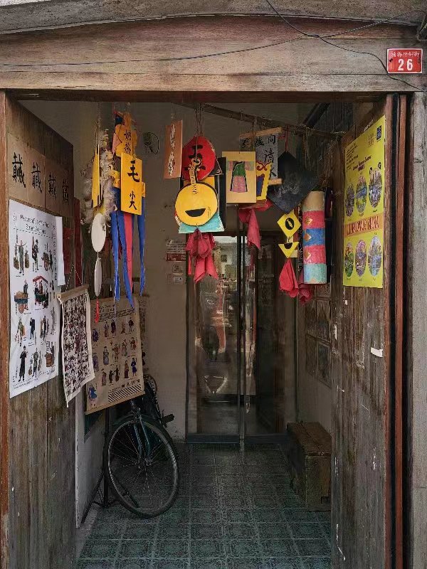 青春不打烊 | 方寸之地有“乾坤” 外國游客為何鐘愛這家藝術品小店